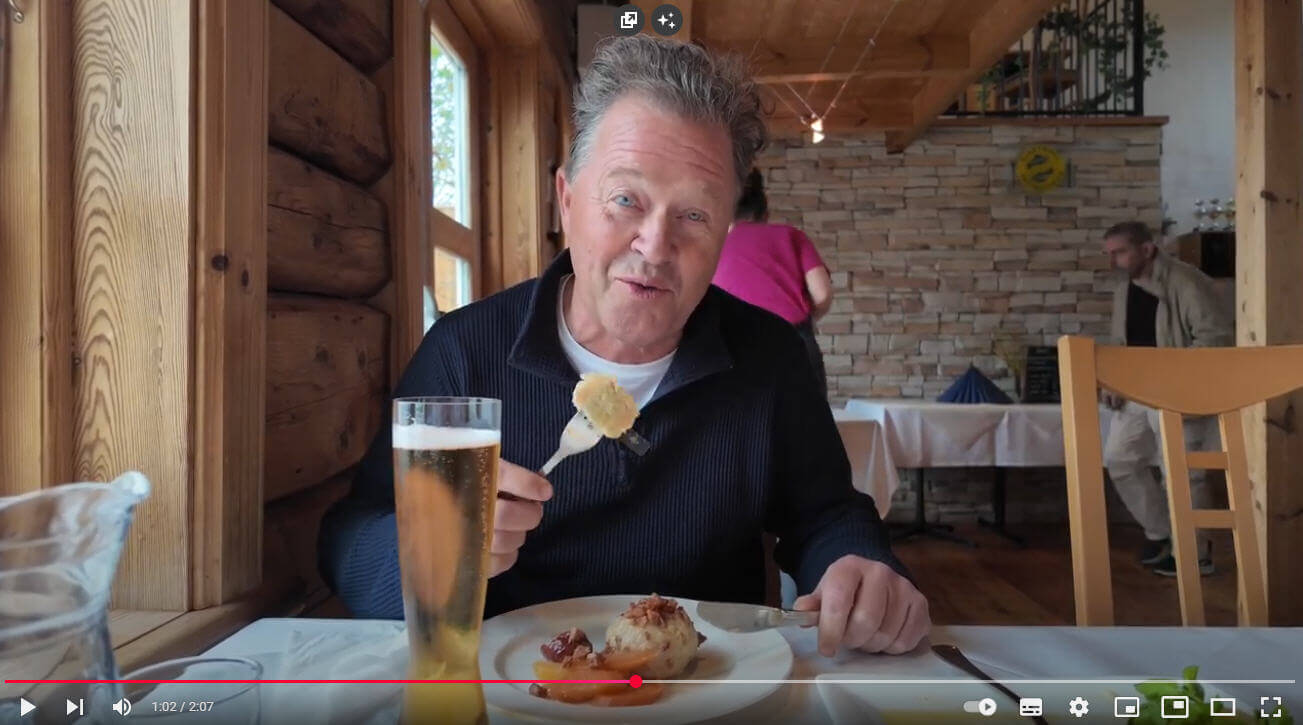 Arne Hjeltnes på besøk på Bjartmars Favorittkro
